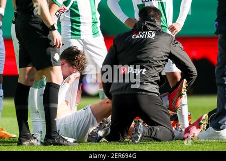 GRONINGEN, PAYS-BAS - FÉVRIER 28 : Jorgen Strand Larsen du FC Groningen blessé lors du match hollandais entre le FC Groningen et le Fortuna S. Banque D'Images