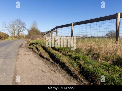 Le bord de l'herbe est endommagé par les véhicules qui le survolant. Hertfordshire. ROYAUME-UNI. Banque D'Images