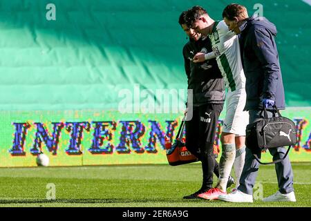 GRONINGEN, PAYS-BAS - FÉVRIER 28 : Jorgen Strand Larsen du FC Groningen quitte le terrain en raison d'une blessure lors du match hollandais entre Eredivisie du FC Gro Banque D'Images