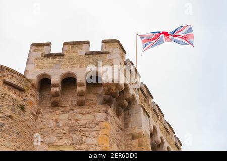 Drapeau britannique est sur le Bargate. C'est une guérite médiévale dans la ville de Southampton, en Angleterre. Construit en époque Normande dans le cadre de la Southampton Banque D'Images