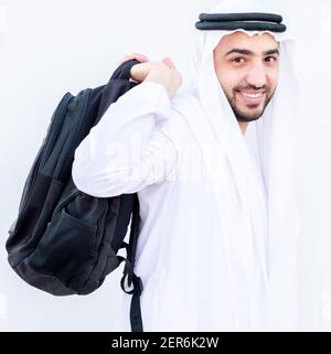Arabe gars portant son sac à dos et se préparant à l'école Banque D'Images