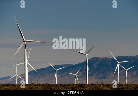 Ely, Nevada, États-Unis. 26 février 2021. Des moulins à vent sont vus à Spring Valley Wind, le premier parc éolien du Nevada, le 26 février 2021. La ferme est détenue et exploitée par Pattern Energy. L'installation est située dans la vallée de Spring, au nord-ouest du parc national de Great Basin et à environ 30 miles à l'est d'Ely, Nevada. Le projet de 152 mégawatts, construit en 2012, utilise 66 éoliennes Siemens SWT-2.3-101 et se connecte au système de transmission NV Energy. Crédit : David Becker/ZUMA Wire/Alay Live News Banque D'Images