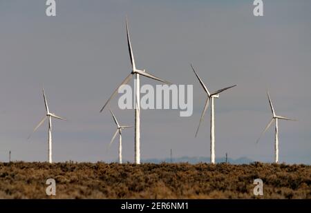 Ely, Nevada, États-Unis. 26 février 2021. Des moulins à vent sont vus à Spring Valley Wind, le premier parc éolien du Nevada, le 26 février 2021. La ferme est détenue et exploitée par Pattern Energy. L'installation est située dans la vallée de Spring, au nord-ouest du parc national de Great Basin et à environ 30 miles à l'est d'Ely, Nevada. Le projet de 152 mégawatts, construit en 2012, utilise 66 éoliennes Siemens SWT-2.3-101 et se connecte au système de transmission NV Energy. Crédit : David Becker/ZUMA Wire/Alay Live News Banque D'Images