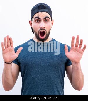 Guy se sentant choqué et surpris par quelques nouvelles Banque D'Images