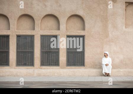 Homme arabe en vêtements traditionnels dans le quartier historique de Shindagha Dubaï Banque D'Images