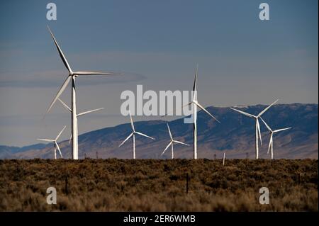 Ely, Nevada, États-Unis. 26 février 2021. Des moulins à vent sont vus à Spring Valley Wind, le premier parc éolien du Nevada, le 26 février 2021. La ferme est détenue et exploitée par Pattern Energy. L'installation est située dans la vallée de Spring, au nord-ouest du parc national de Great Basin et à environ 30 miles à l'est d'Ely, Nevada. Le projet de 152 mégawatts, construit en 2012, utilise 66 éoliennes Siemens SWT-2.3-101 et se connecte au système de transmission NV Energy. Crédit : David Becker/ZUMA Wire/Alay Live News Banque D'Images