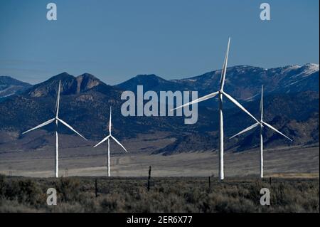 Ely, Nevada, États-Unis. 26 février 2021. Des moulins à vent sont vus à Spring Valley Wind, le premier parc éolien du Nevada, le 26 février 2021. La ferme est détenue et exploitée par Pattern Energy. L'installation est située dans la vallée de Spring, au nord-ouest du parc national de Great Basin et à environ 30 miles à l'est d'Ely, Nevada. Le projet de 152 mégawatts, construit en 2012, utilise 66 éoliennes Siemens SWT-2.3-101 et se connecte au système de transmission NV Energy. Crédit : David Becker/ZUMA Wire/Alay Live News Banque D'Images