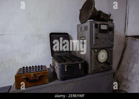 Vieux matériel de communication dans le bunker soviétique souterrain. Banque D'Images