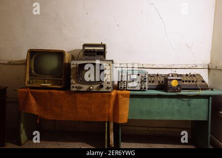 Vieux matériel de communication dans le bunker soviétique souterrain. Banque D'Images