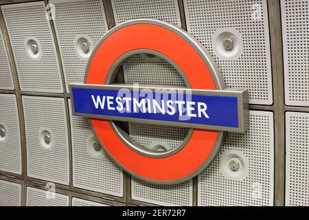 Célèbre panneau de métro de Londres Westminster connu sous le nom de Roundel Et initialement conçu par Edward Johnston en 1917 Banque D'Images
