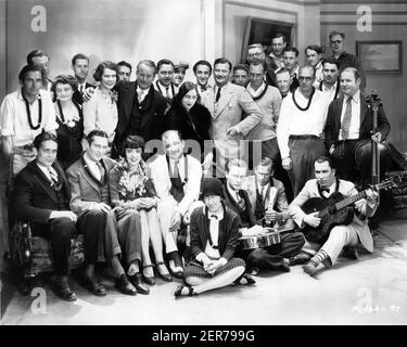CAST and Crew photo de groupe avec COLLEEN MOORE entre son homme principal EDMUND LOWE et le directeur WILLIAM A. SEITER sur un plateau franc pendant le tournage de BONHEUR AHEAD 1928 écrivain Edmund Goulding présentateur John McCormick First National Pictures Banque D'Images