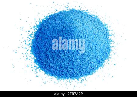 Pile de granules de sulfate de cuivre bleu - isolé en gros plan sur fond blanc. Arête à arête vive. Banque D'Images