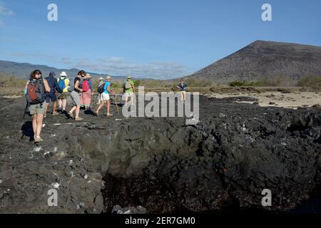 Touristes marchant sur la lave à Puerto Egas, île de Santiago, îles Galapagos, Equateur Banque D'Images