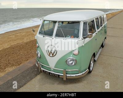 Vert et blanc classique VW Camper Van stationné sur une promenade de bord de mer. Banque D'Images