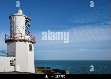 Phare à tête noire haut sur les falaises côtières du Nord Irlande près de la ville de Whitehead Banque D'Images