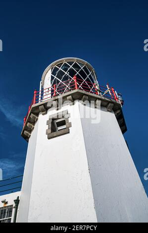 Phare à tête noire haut sur les falaises côtières du Nord Irlande près de la ville de Whitehead Banque D'Images