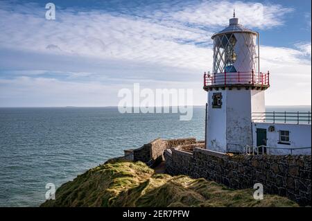 Phare à tête noire haut sur les falaises côtières du Nord Irlande près de la ville de Whitehead Banque D'Images