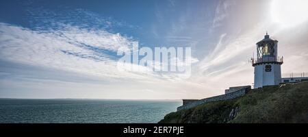 Phare à tête noire haut sur les falaises côtières du Nord Irlande près de la ville de Whitehead Banque D'Images