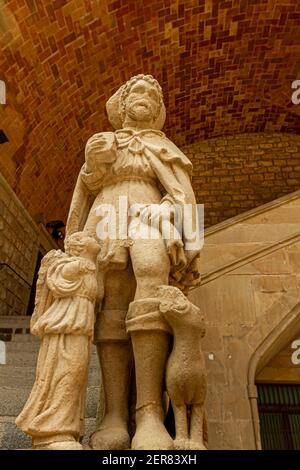 Gros plan de la statue à l'extérieur de l'entrée principale du vieil hôpital médiéval de la Santa Creu, Biblioteca de Catalunya avec des murs voûtés de Banque D'Images