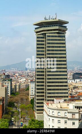 Barcelone, Espagne 05-01-2010: Vue aérienne du centre-ville de Barcelone avec le premier gratte-ciel de la ville Edificio Colon a.k.a. Torre Maritima ou T. Banque D'Images