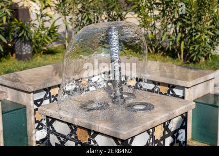 Petite fontaine. Flux verticaux d'eau en chute transparente, gros plan Banque D'Images