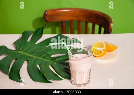 Smoothie sain et fruits sur table en studio Banque D'Images