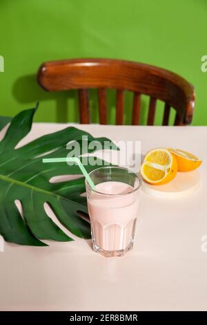 Smoothie sain et fruits sur table en studio Banque D'Images