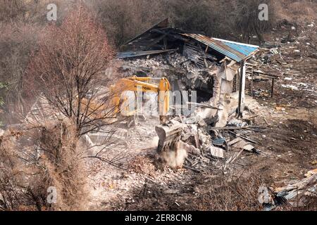 Démolition de bâtiments l'excaveur Hyundai démantèlement d'une ancienne maison résidentielle et défrichement d'un chantier de construction à Sofia, Bulgarie, Europe de l'est, UE Banque D'Images