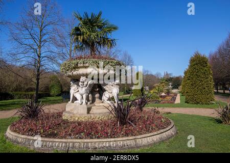 Griffin tazza avec fleurs de printemps Regents Park Londres Banque D'Images