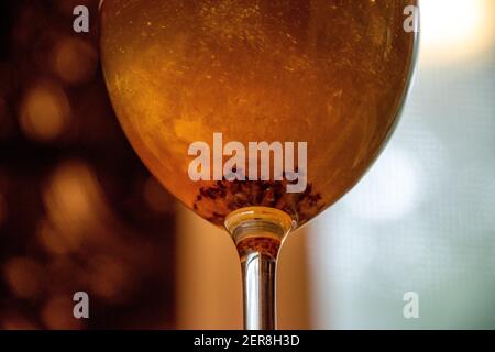 Utiliser du vinaigre de cidre de pomme et du savon à vaisselle pour tuer les fruits mouches Banque D'Images