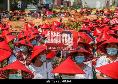 Un prof protestant tient une affiche lisant "libérer notre dirigeant avec Aung San Suu Kyi" pendant les manifestations de coup d'Etat militaire. Une foule massive s'est emmenée dans les rues de Mandalay pour protester contre le coup d'État militaire et a demandé la libération d'Aung San Suu Kyi. L'armée du Myanmar a arrêté le conseiller d'État du Myanmar Aung San Suu Kyi le 01 février 2021 et a déclaré l'état d'urgence tout en prenant le pouvoir dans le pays pendant un an après avoir perdu les élections contre la Ligue nationale pour la démocratie (NLD). Banque D'Images