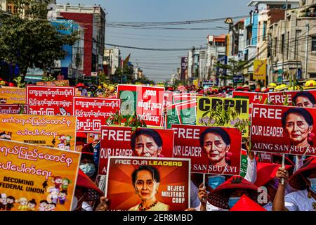 Les enseignants protestant ont des affiches avec la photo d'Aung San Suu Kyi lors des manifestations de coup d'État militaire. Une foule massive s'est emmenée dans les rues de Mandalay pour protester contre le coup d'État militaire et a demandé la libération d'Aung San Suu Kyi. L'armée du Myanmar a arrêté le conseiller d'État du Myanmar Aung San Suu Kyi le 01 février 2021 et a déclaré l'état d'urgence tout en prenant le pouvoir dans le pays pendant un an après avoir perdu les élections contre la Ligue nationale pour la démocratie (NLD). Banque D'Images