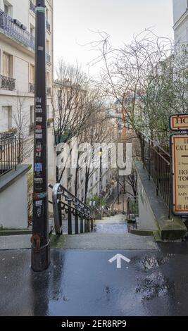 Paris, France - 02 26 2021 : quartier de Montmartre. Escalier en pierre avec lanternes éclairées Banque D'Images