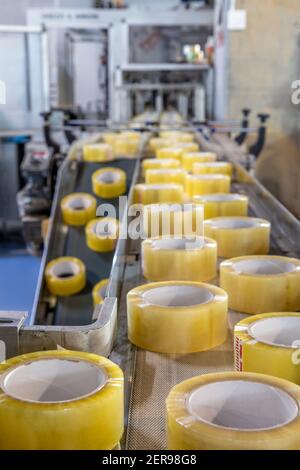 Usine de ruban d'emballage. Production de ruban adhésif. Machine à cercler pour Industrail Packaging Line, machine moderne pour la ligne d'emballage en usine, Industri Banque D'Images