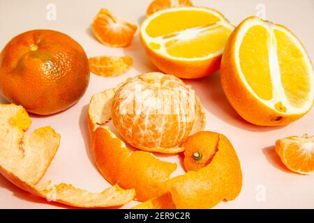 Mandarines et oranges sur fond rose en studio Banque D'Images