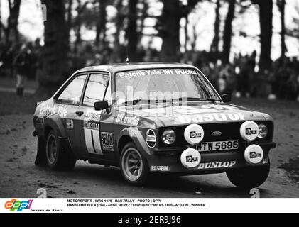 MOTORSPORT - WRC 1979 - RAC RALLY - PHOTO : DPPI HANNU MIKKOLA (FIN) - ARNE HERTZ / FORD ESCORTE RS 1800 - ACTION - GAGNANT Banque D'Images