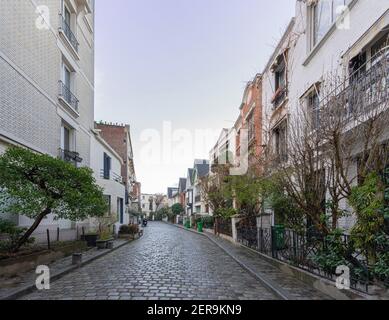 Paris, France - 02 26 2021 : quartier de Montmartre. Rue Villa Leandre Banque D'Images