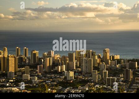 Vue sur la destination touristique Waikiki avec des immeubles et des condos depuis le belvédère du mont Tantalus dans le parc national de Puu Ualakaa, Oahu, Honolulu, Hawaii, États-Unis Banque D'Images