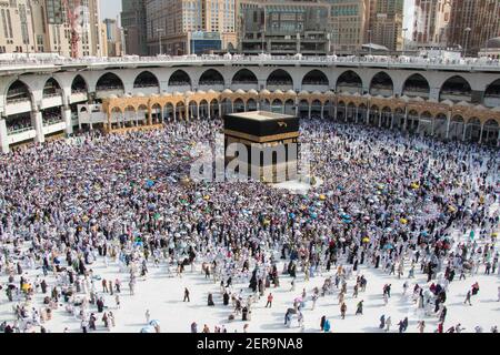 Tawaf. Une foule de pèlerins contournent les ambulances autour de Kaaba. Arabie saoudite - la Mecque Banque D'Images