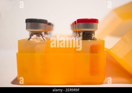 Boîte d'ampoules de vaccin ou de flacons en verre. Mise au point sélective. Isolé sur blanc Banque D'Images