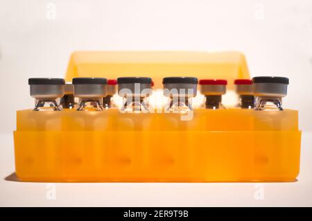 Boîte d'ampoules de vaccin ou de flacons en verre. Mise au point sélective. Isolé sur blanc Banque D'Images