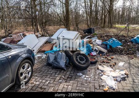 Élimination illégale de déchets dans un parking, dans une zone boisée, pneus, meubles, réfrigérateurs, déchets ménagers, Bidons d'huile, Oberhausen NRW, Allemagne, Banque D'Images