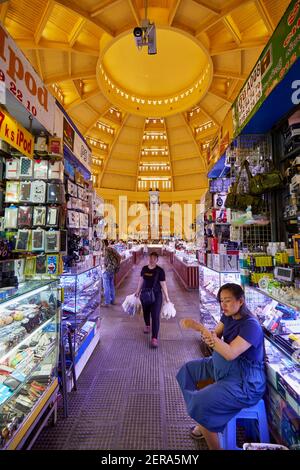 Intérieur du bâtiment du marché central, Phnom Penh, Cambodge. La belle structure Art déco a été conçue par l'architecte français Jean Desbois et a ouvert Banque D'Images