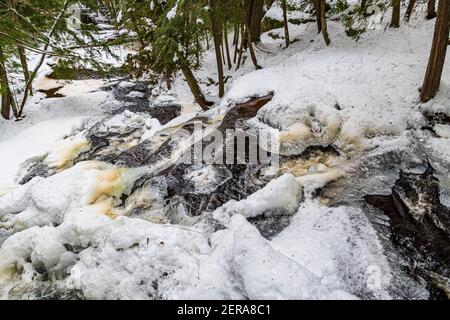 Muskoka Falls et zone de conservation Bracebrige Algonquin Highlands Bracebridge Ontario Le Canada en hiver Banque D'Images