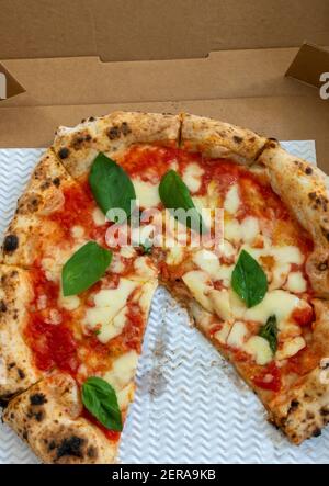 Pizza Margherita avec une tranche manquante Banque D'Images