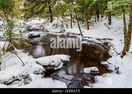Muskoka Falls et zone de conservation Bracebrige Algonquin Highlands Bracebridge Ontario Le Canada en hiver Banque D'Images