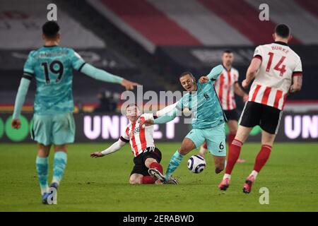 John Fleck (au centre à gauche) de Sheffield United et Thiago Alcantara (au centre à droite) de Liverpool se battent pour le ballon lors du match de la Premier League à Bramall Lane, Sheffield. Date de la photo: Dimanche 28 février 2021. Banque D'Images