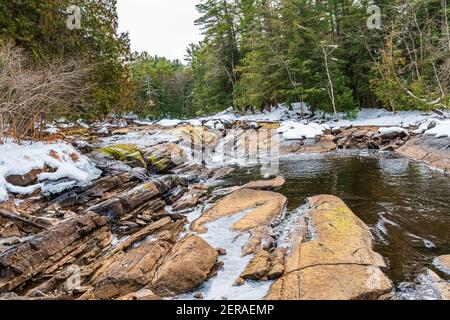 Muskoka Falls et zone de conservation Bracebrige Algonquin Highlands Bracebridge Ontario Le Canada en hiver Banque D'Images