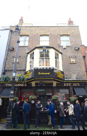 Les gens qui boivent à l'extérieur du pub de Guinée à Mayfair, Londres Banque D'Images