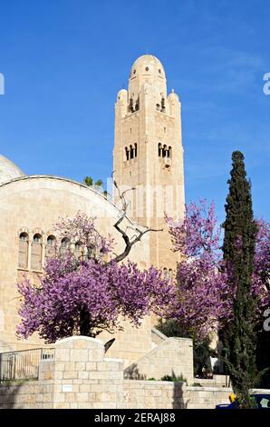 Historique „Jérusalem International YMCA“ Hôtel avec sa tour d'observation et ses arbres en fleurs d'amande au printemps, Israël Banque D'Images